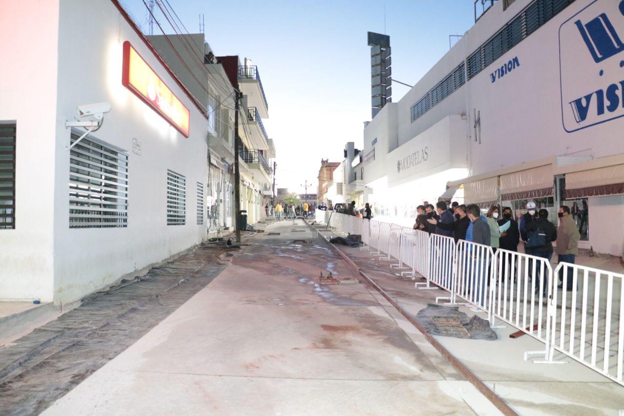 ARRANCAN LA CONSTRUCCIÓN DE PISO EN LA ZONA PEATONAL DEL CENTRO HISTÓRICO