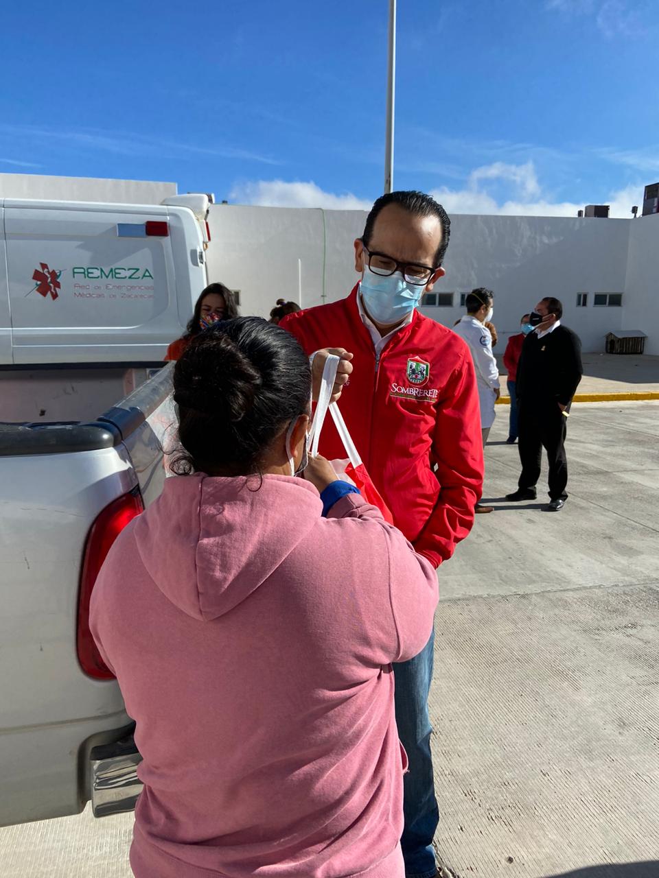 Entrega de apoyos alimentarios a personal de intendencia y vigilancia en Hospital Comunitario.