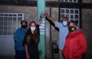 LUPITA PÉREZ ENCIENDE LAS LUMINARIAS EN LA COLONIA POLVAREDAS