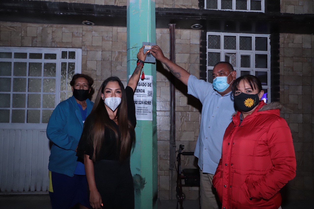 LUPITA PÉREZ ENCIENDE LAS LUMINARIAS EN LA COLONIA POLVAREDAS