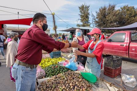 ENTREGAN CUBREBOCAS Y CARETAS A COMERCIANTES DEL TIANGUIS DOMINICAL DE LA FRANCISCO VILLA