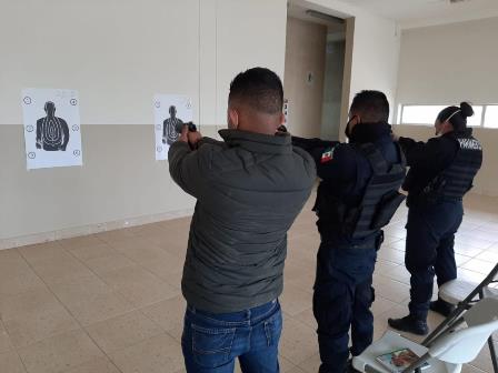 CAPACITAN A POLICÍAS EN PRÁCTICA CON DISPARO EN SECO
