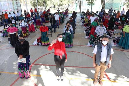 APOYA SEDIF A COMUNIDAD WIXÁRIKA DE TRINIDAD GARCÍA DE LA CADENA CON DESPENSAS Y COBIJAS