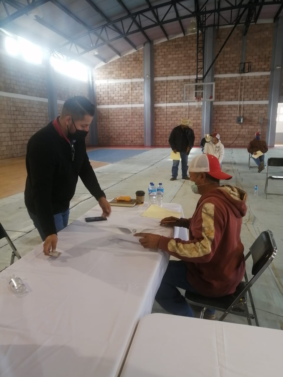 Se entregan apoyos a ciudadanos deportados.