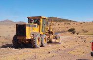 Continúa la rehabilitación de caminos en el municipio de Sombrerete.