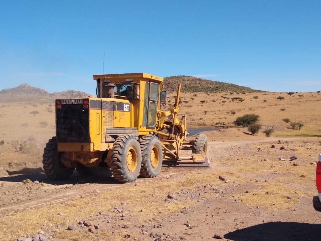 Continúa la rehabilitación de caminos en el municipio de Sombrerete.