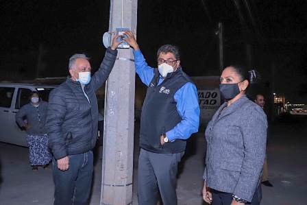SE ILUMINAN LAS CALLES DE LA COLONIA INSURGENTES