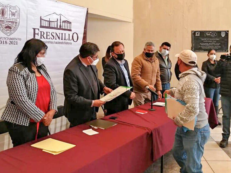 DAN CERTEZA JURIDICA A VECINOS DE LA COLONIA FRANCISCO VILLA CON LA ENTREGA DE ESCRITURAS