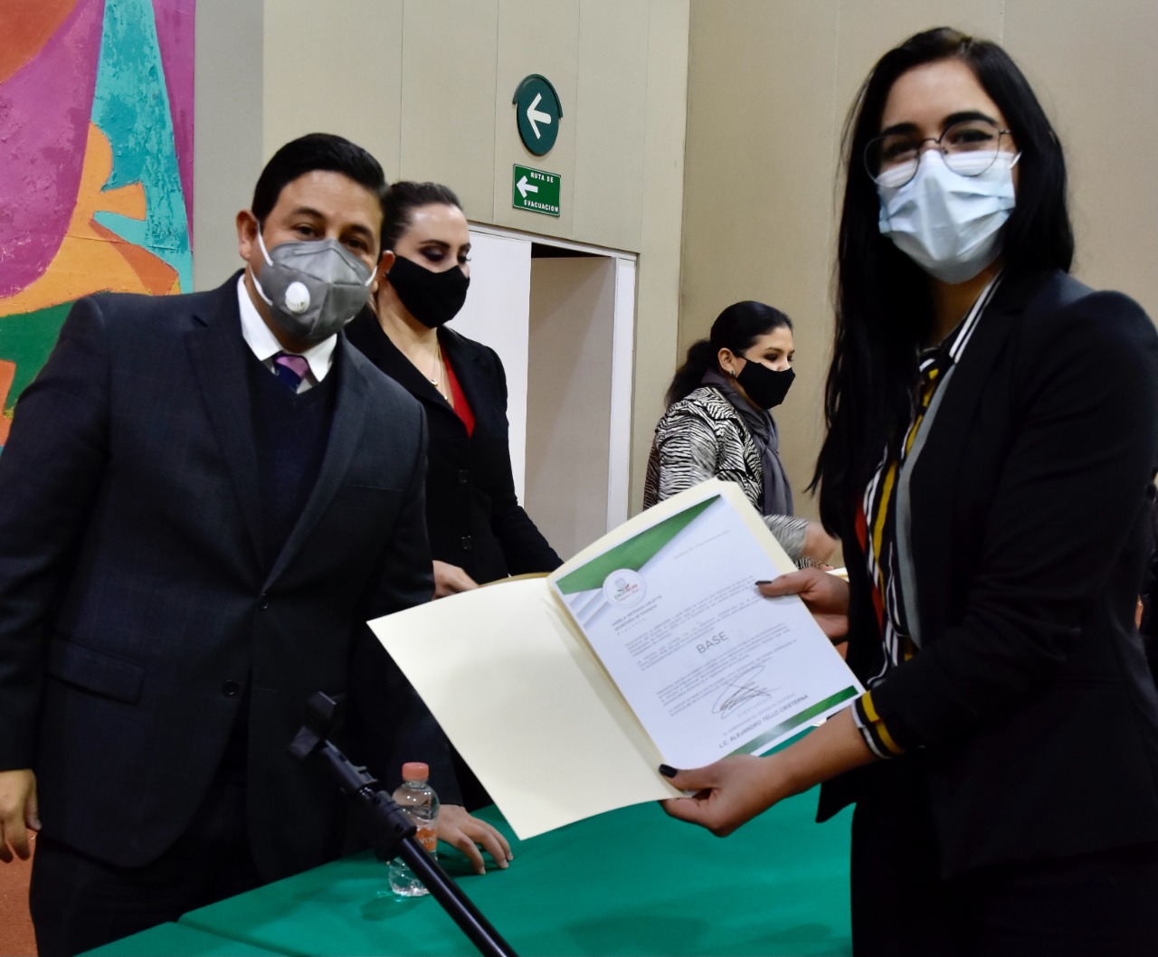 ENTREGA JORGE MIRANDA 60 BASES LABORALES A TRABAJADORES DE LA SEFIN A NOMBRE DEL GOBERNADOR