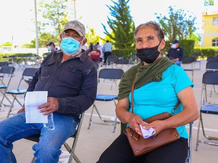 Con la vacuna contra el Covid-19 vamos a salir adelante:  confían Doña Irene y Don Faustino