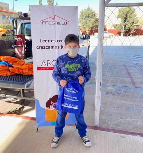 Fresnillo plc entrega libros a niños para incentivar el interés por la lectura