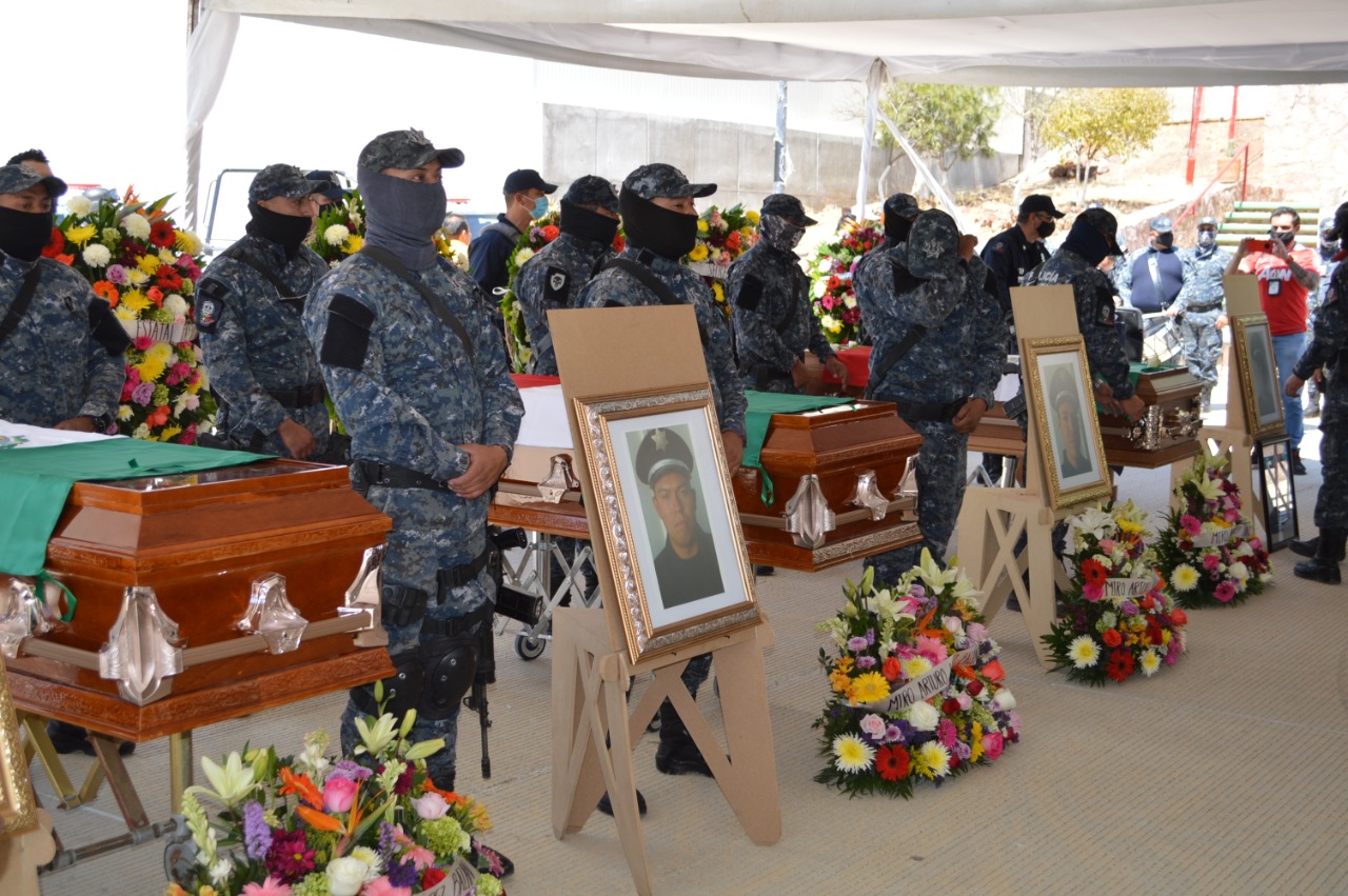 RINDEN HOMENAJE PÓSTUMO A LOS CUATRO POLICÍAS ESTATALES QUE MURIERON EN CUMPLIMIENTO DE SU DEBER