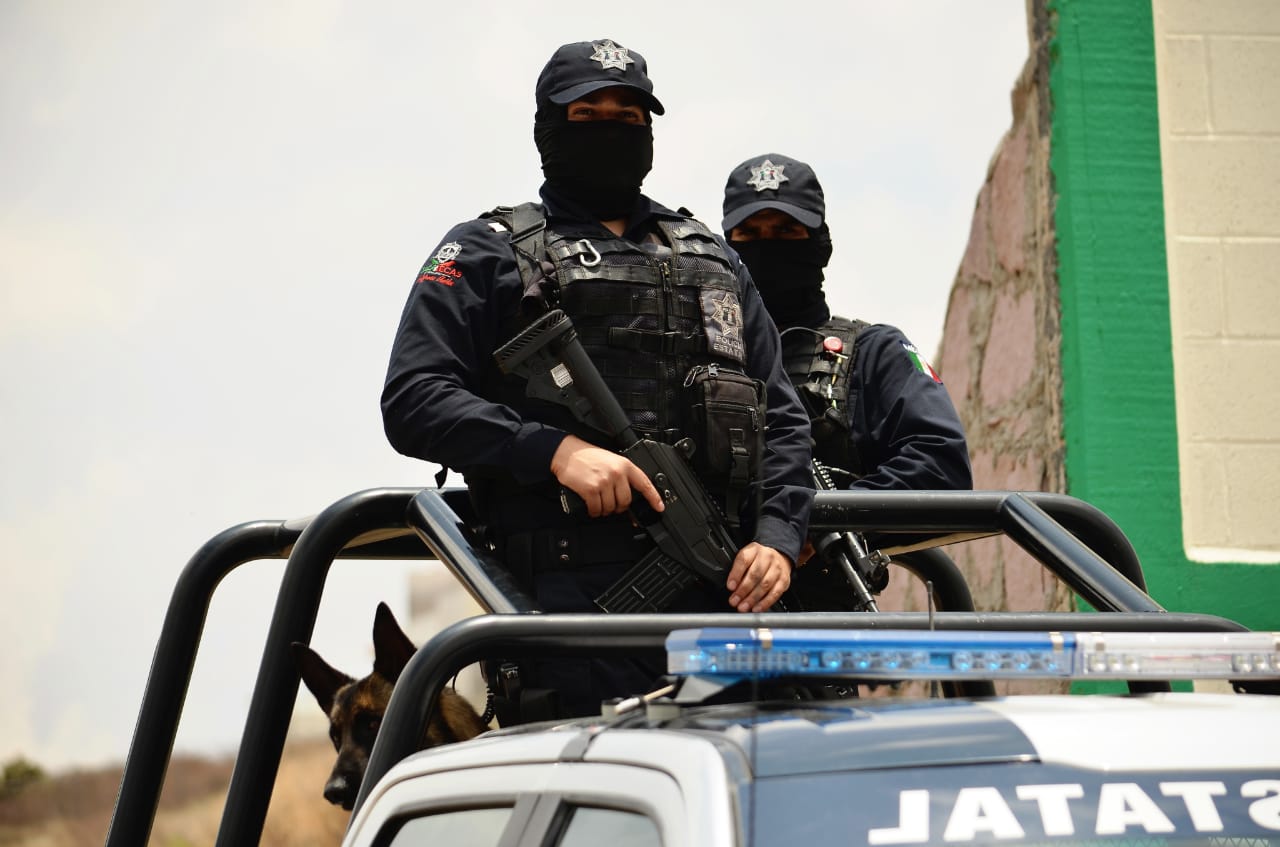 DETIENE POLICÍA ESTATAL EN JEREZ A DOS PERSONAS; VIAJABAN EN VEHÍCULO ROBADO, UNA TENÍA ÓRDENES DE APREHENSIÓN