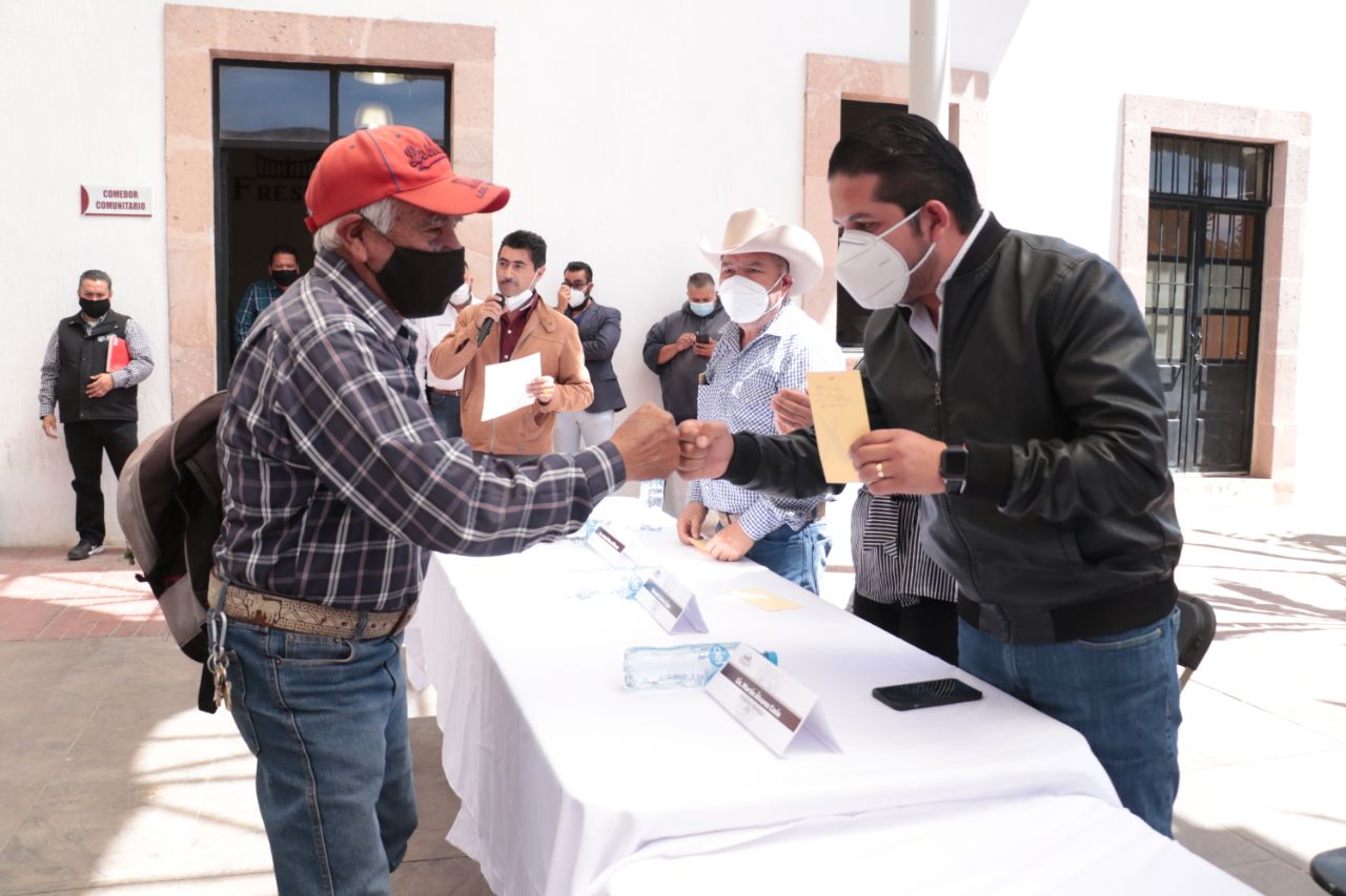 ENTREGAN APOYOS A DELEGADOS DE COMUNIDADES DE EL MINERAL