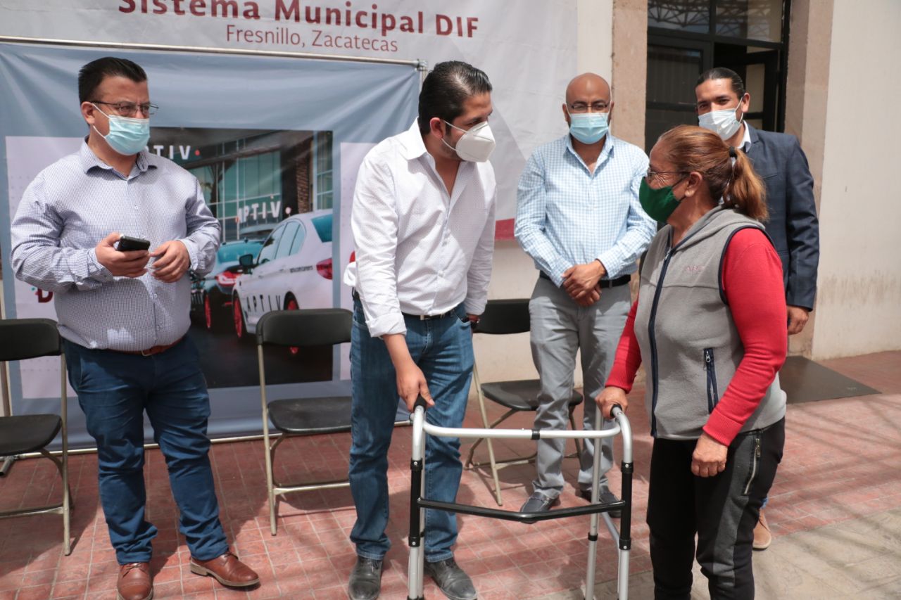 MARTÍN ÁLVAREZ ENTREGA APARATOS FUNCIONALES A PERSONAS CON DISCAPACIDAD