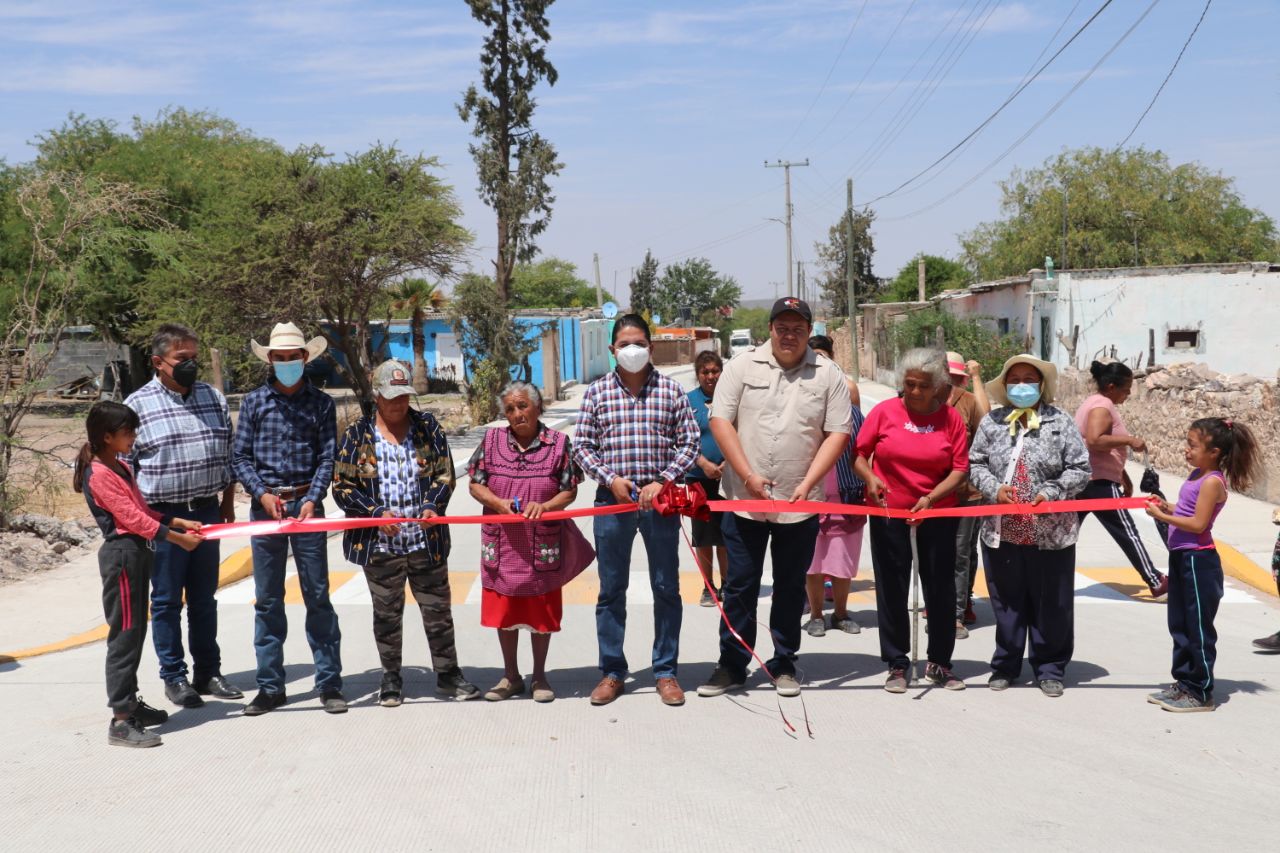 SE BENEFICIA A LA COMUNIDAD DE SANTIAGUILLO CON LA PAVIMENTACIÓN DE UNA DE SUS CALLES PRINCIPALES