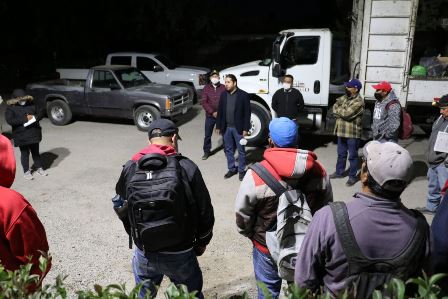 EL ALCALDE, MARTÍN ÁLVAREZ SUPERVISA EL TRABAJO DEL PERSONAL DE RECOLECCIÓN DE LIMPIA