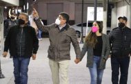 ENCIENDE SAÚL MONREAL ÁVILA LAS LUMINARIAS DE LA ZONA PEATONAL