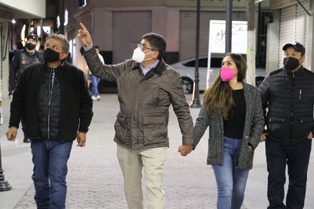 ENCIENDE SAÚL MONREAL ÁVILA LAS LUMINARIAS DE LA ZONA PEATONAL