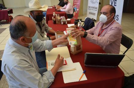 VINCULA GOBIERNO ESTATAL A PRODUCTORES AGROPECUARIOS CON CENTROS COMERCIALES