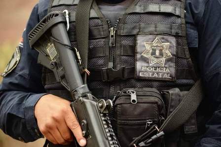 DETIENE POLICÍA ESTATAL A DOS PERSONAS POR LA POSESIÓN DE ARMAS