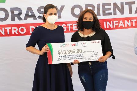 ORIENTADORAS COMUNITARIAS DE 8 MUNICIPIOS RECIBEN BECAS Y ESTÍMULOS DEL SEDIF