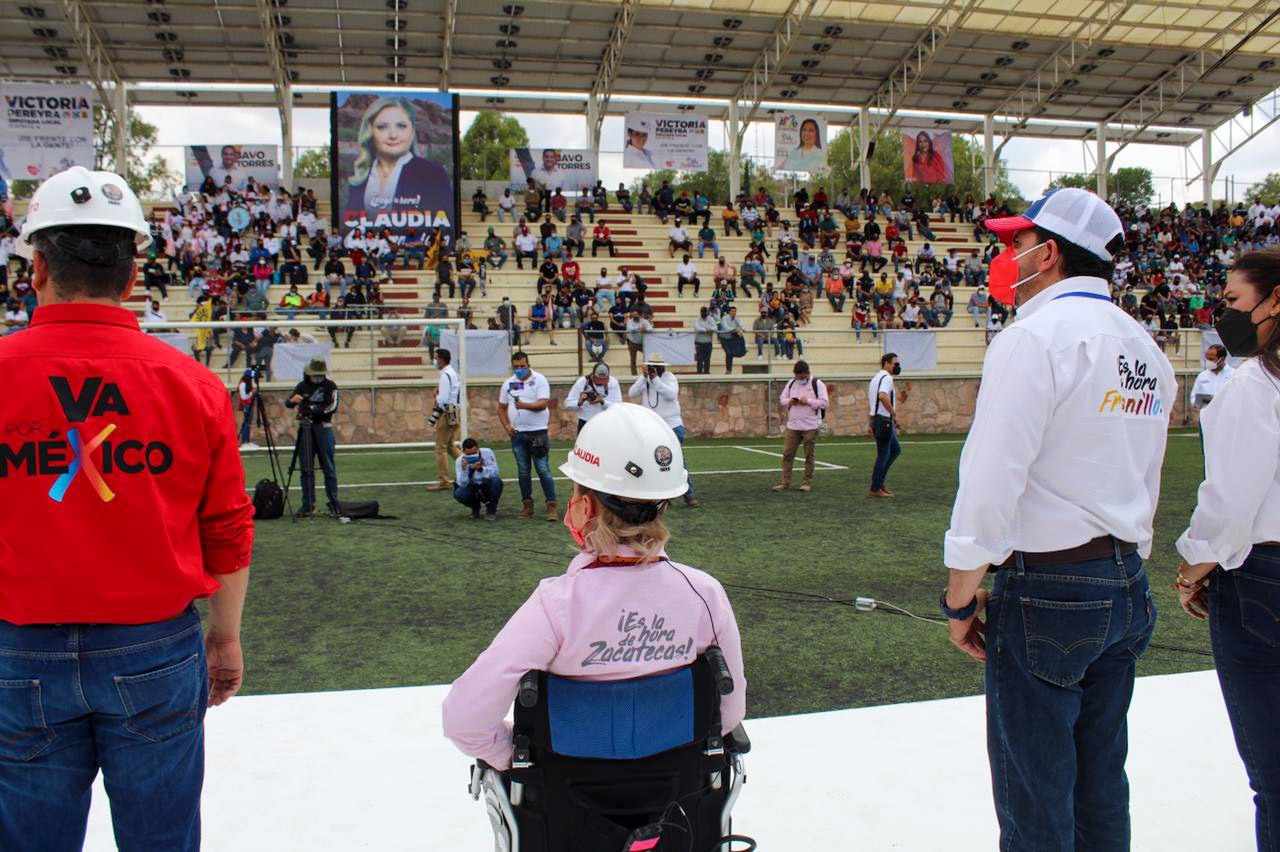 Respaldan proyecto de Javo Torres simpatizantes en el Estadio Minera