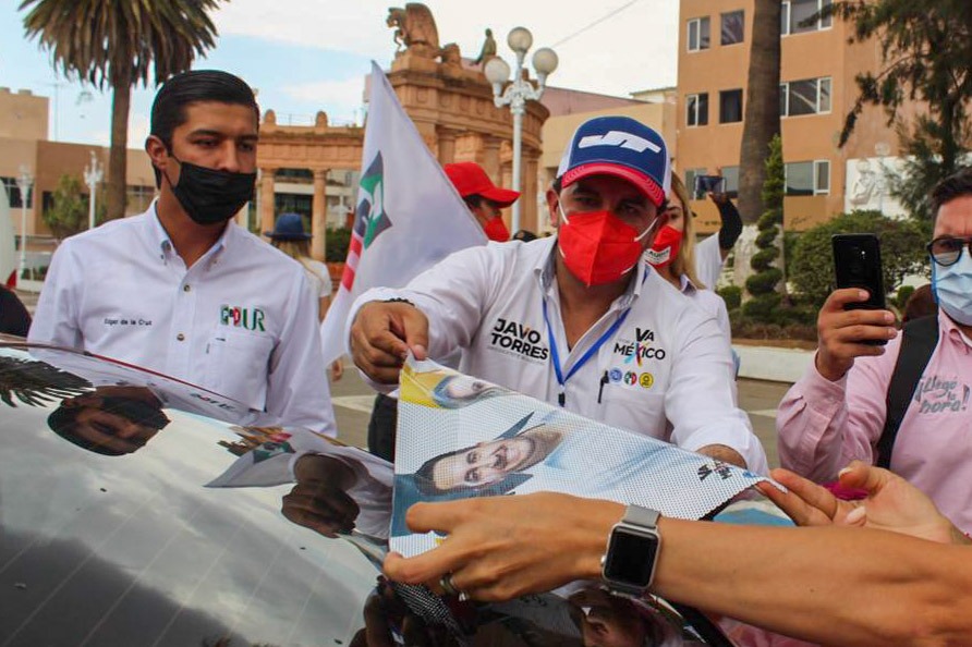 Culmina caravana vehicular de Va Por Zacatecas con pega de calcas en Fresnillo