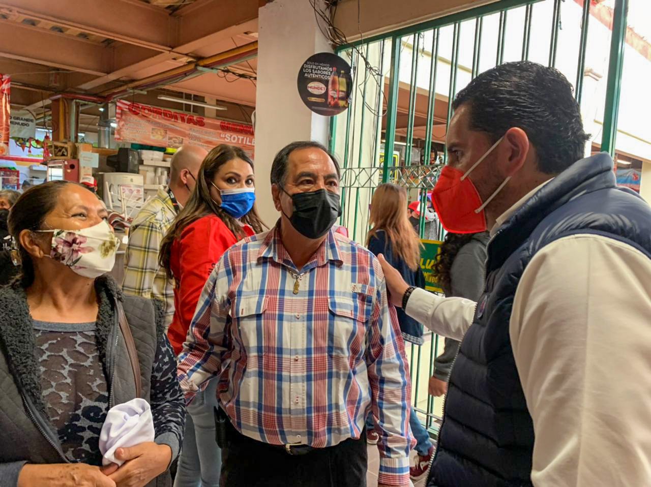 Dialoga Javo Torres con locatarios de Mercado Hidalgo