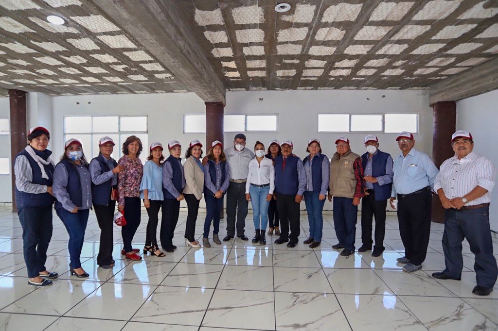 CONVIVE SAÚL MONREAL CON DOCENTES JUBILADOS EN EL DÍA DEL MAESTRO