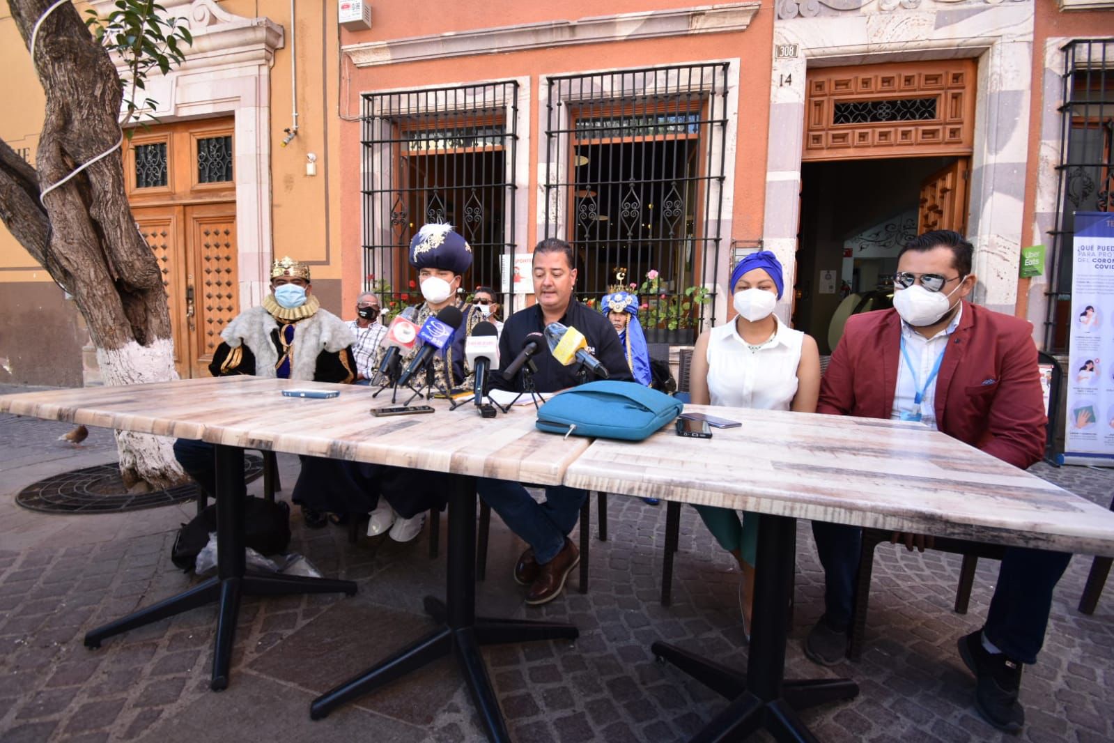 Van Cofradías de Guadalupe y de San Juan Bautista con David Monreal