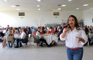 SE REUNE CON MADRES DE FAMILIA PARA CELEBRAR ESTE DIA.