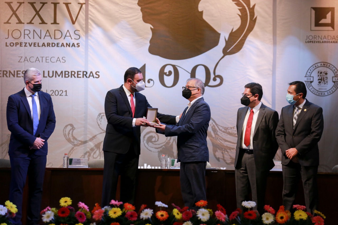 ENTREGA ALEJANDRO TELLO PREMIO IBEROAMERICANO “RAMÓN LÓPEZ VELARDE” A ERNESTO LUMBRERAS