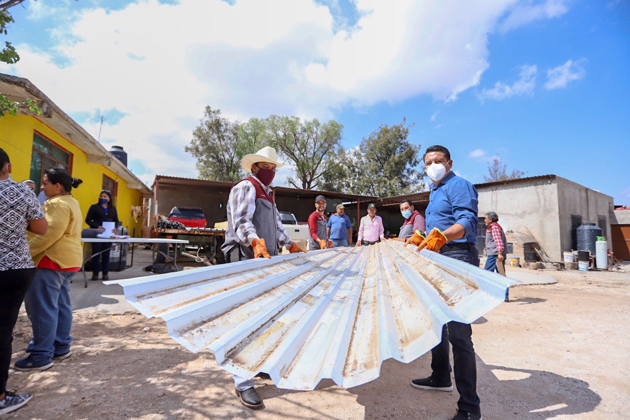 ENTREGA AYUNTAMIENTO AVES DE TRASPATIO A FAMILIAS DE LA LOCALIDAD DE CARRILLO