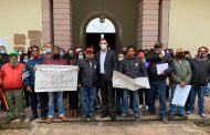 Gobernador Alejandro Tello dialoga con manifestantes del IZC