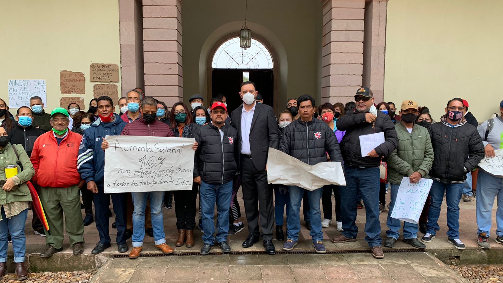 Gobernador Alejandro Tello dialoga con manifestantes del IZC