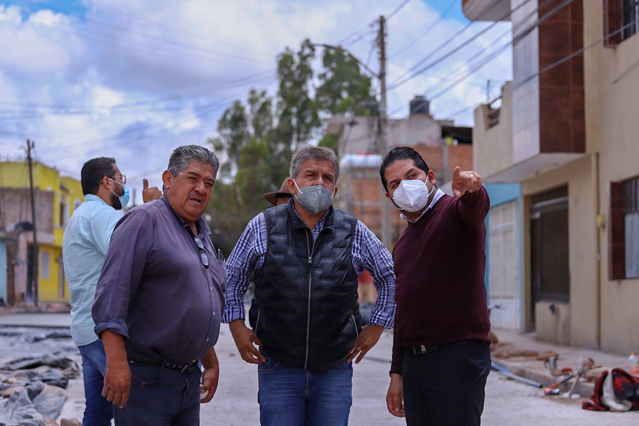 EL PRESIDENTE MUNICIPAL VERIFICA LA REHABILITACIÓN DE LA CALLE PANTEÓN