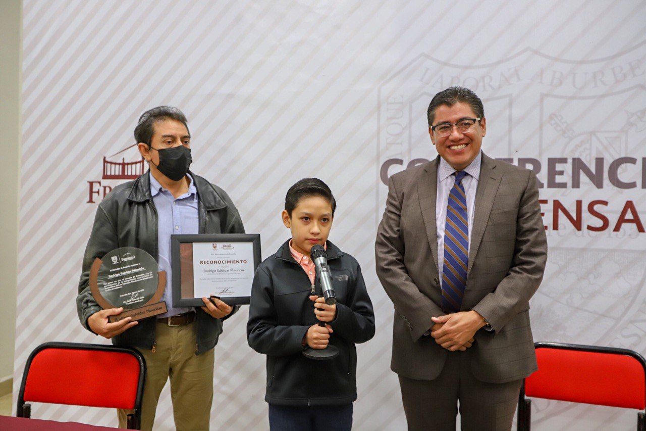 EL ALCALDE, SAÚL MONREAL RECONOCE A RODRIGO SALDÍVAR POR OBTENER MEDALLA DE ORO EN OLIMPIADA DE MATEMÁTICAS