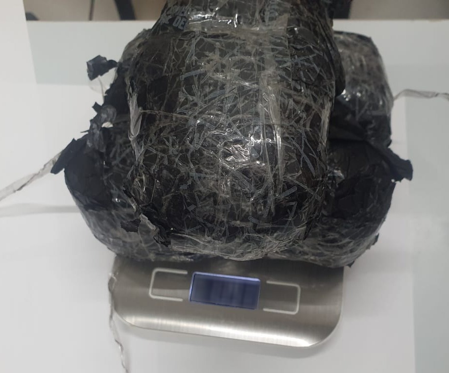 LOCALIZAN TRES PAQUETES CON PASTILLAS DE APARENTE FENTANILO EN EL TABLERO DE UN AUTOMÓVIL