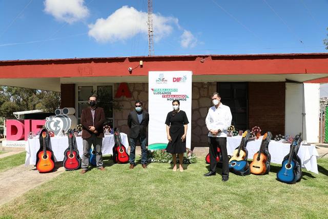 APOYA SEDIF CON INSTRUMENTOS MUSICALES A NIÑAS Y NIÑOS