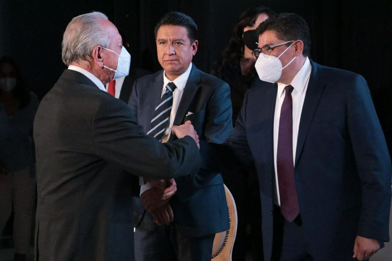 EN SESIÓN SOLEMNE, SAÚL MONREAL ENTREGA LA MEDALLA AL MÉRITO “JOSÉ GONZÁLEZ ECHEVERRÍA”