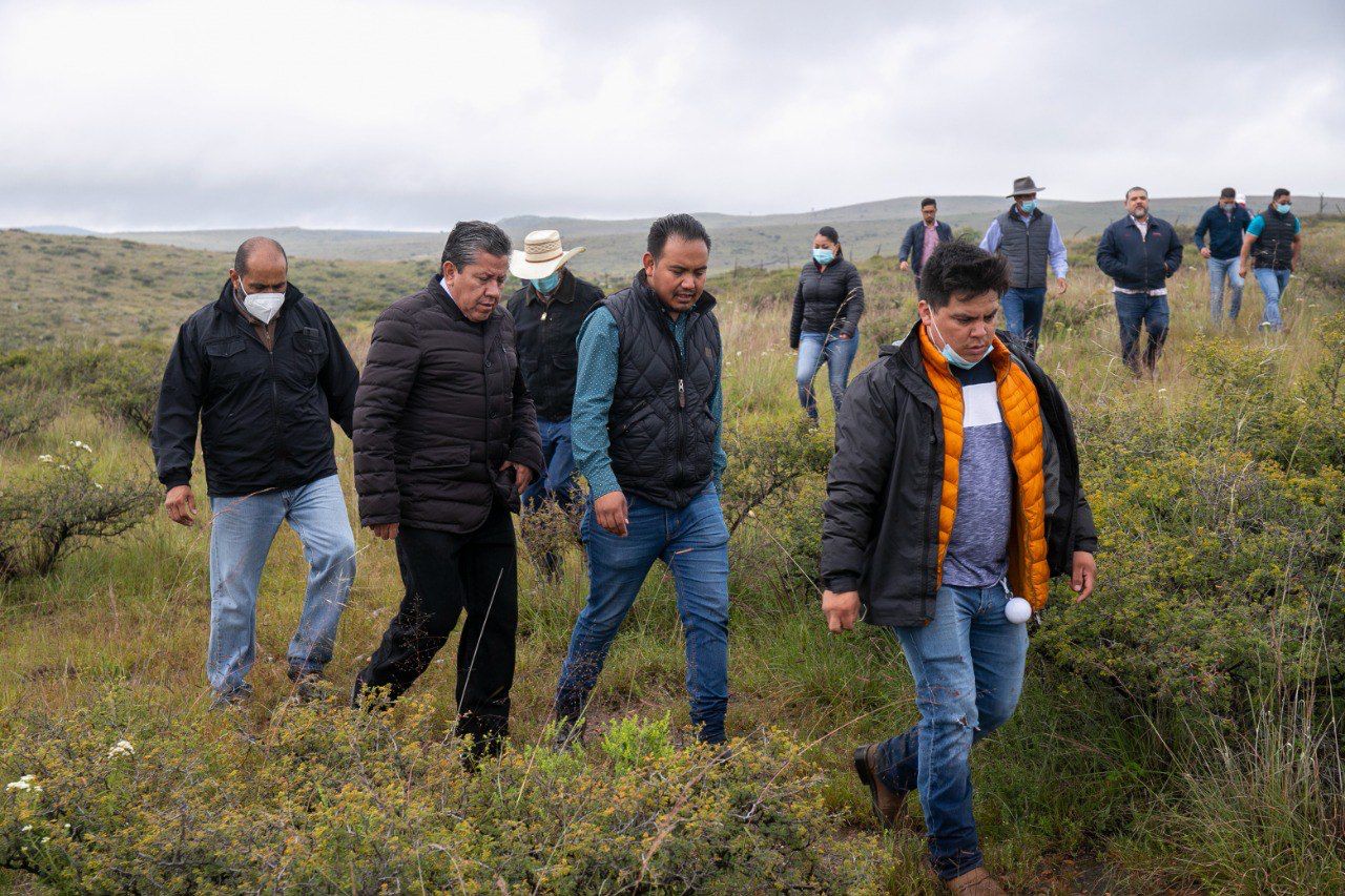 Gobernador David Monreal anuncia plan de reactivación ante desbordamiento de presa San Aparicio, en Genaro Codina