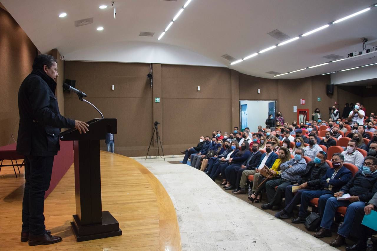 Informa Gobernador David Monreal al magisterio el origen de la crisis financiera de Zacatecas y la ruta para la solución de fondo