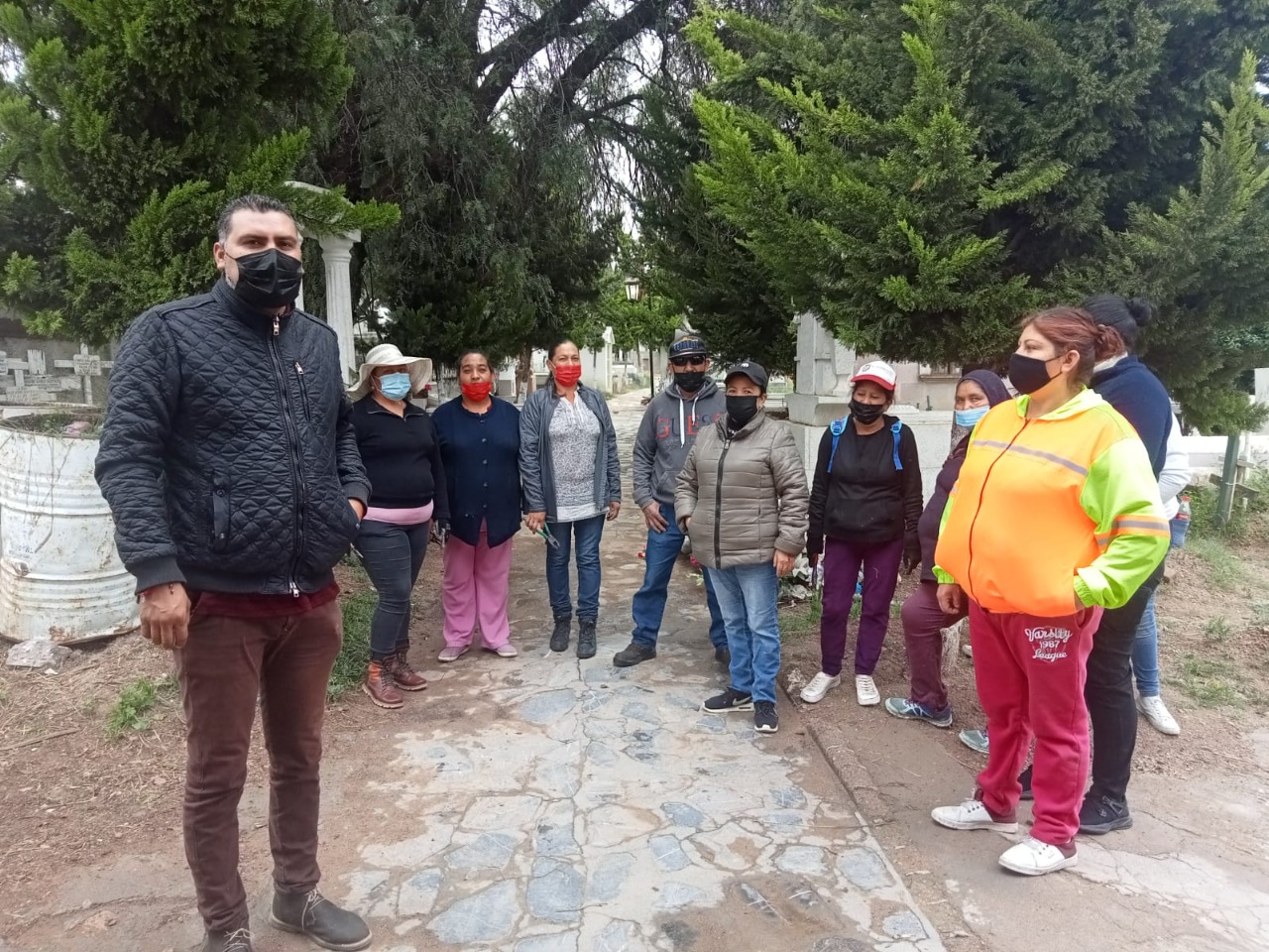 EL H. AYUNTAMIENTO DE SOMBRERETE BRINDA MANTENIMIENTO AL PANTEON MUNICIPAL PARA LA CONMEMORACION DEL DÍA DE MUERTOS.