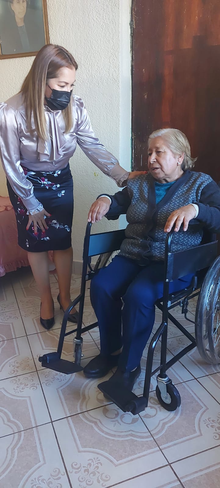 LILIA SEGOVIA DE MURILLO PRESIDENTA HONORÍFICA DE DIF REALIZA LA ENTREGA DOS SILLAS DE RUEDAS EN EX HACIENDA ZARAGOZA.