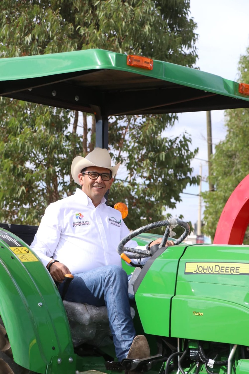 EL PRESIDENTE MUNICIPAL ALAN MURILLO, HIZO ENTREGA DE EQUIPO AGRICOLA EN LA COMUNIDAD COLONIA HIDALGO.
