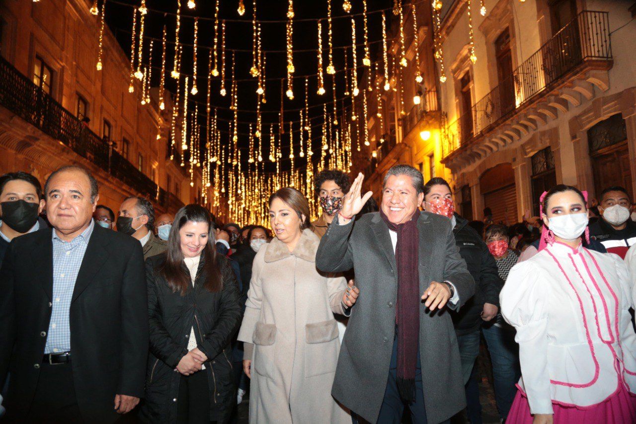 Con un mensaje de esperanza, encabezan Gobernador David Monreal y su esposa, Sara Hernández de Monreal, el encendido de la iluminación navideña; arranca la temporada decembrina en Zacatecas