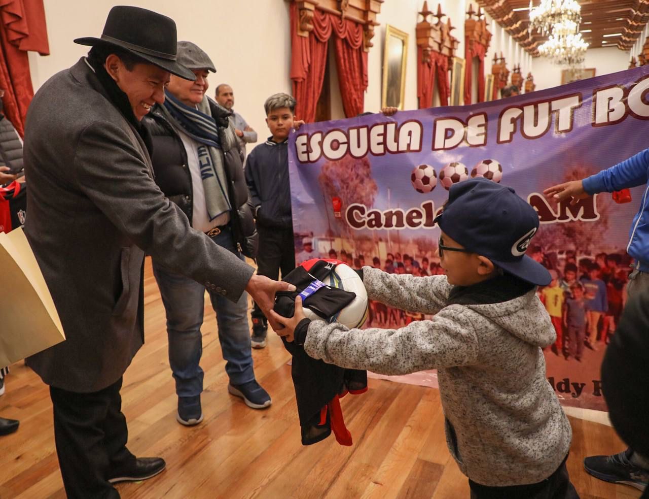 Entrega Gobernador David Monreal uniformes deportivos a niños de Fresnillo