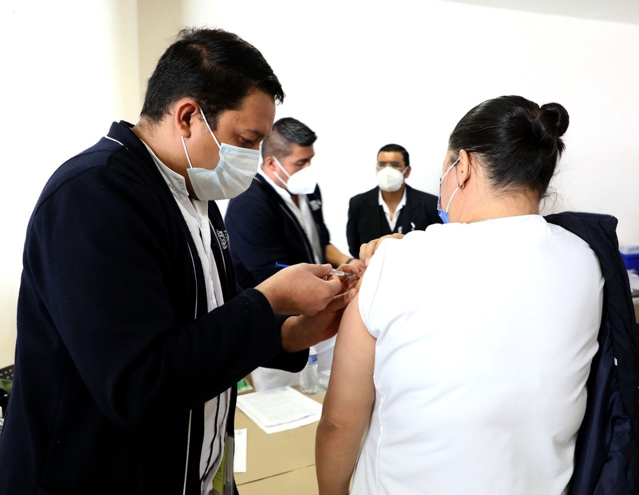Personal de salud de Zacatecas recibe dosis de refuerzo de vacuna contra Covid-19
