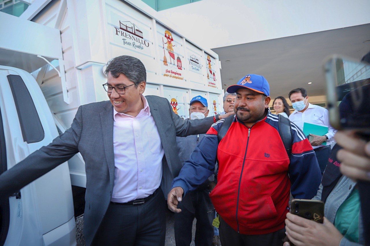 REFUERZA SAÚL MONREAL AL DEPARTAMENTO DE LIMPIA CON UN CAMIÓN RECOLECTOR